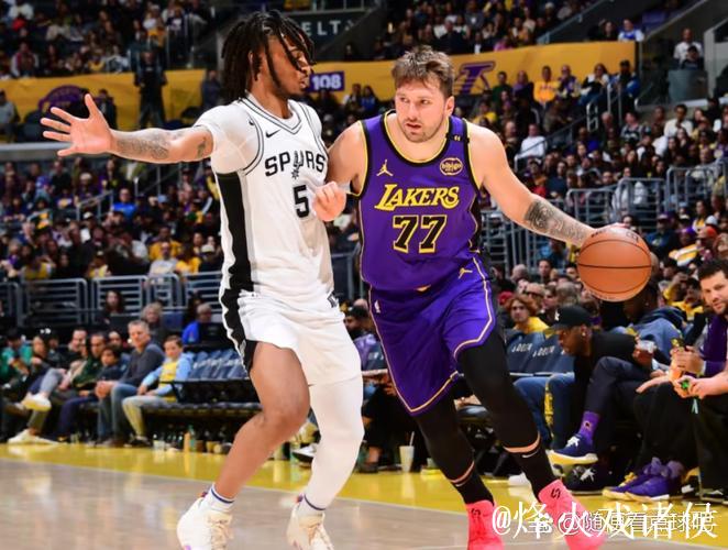 詹姆斯三双引领湖人大胜马刺，克内克特20+8止住3连败